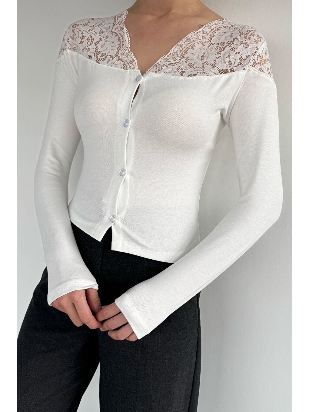 Ekru Kadın Omuzlar Dantelli Ön Düğmeli Elastanlı Hırka-2