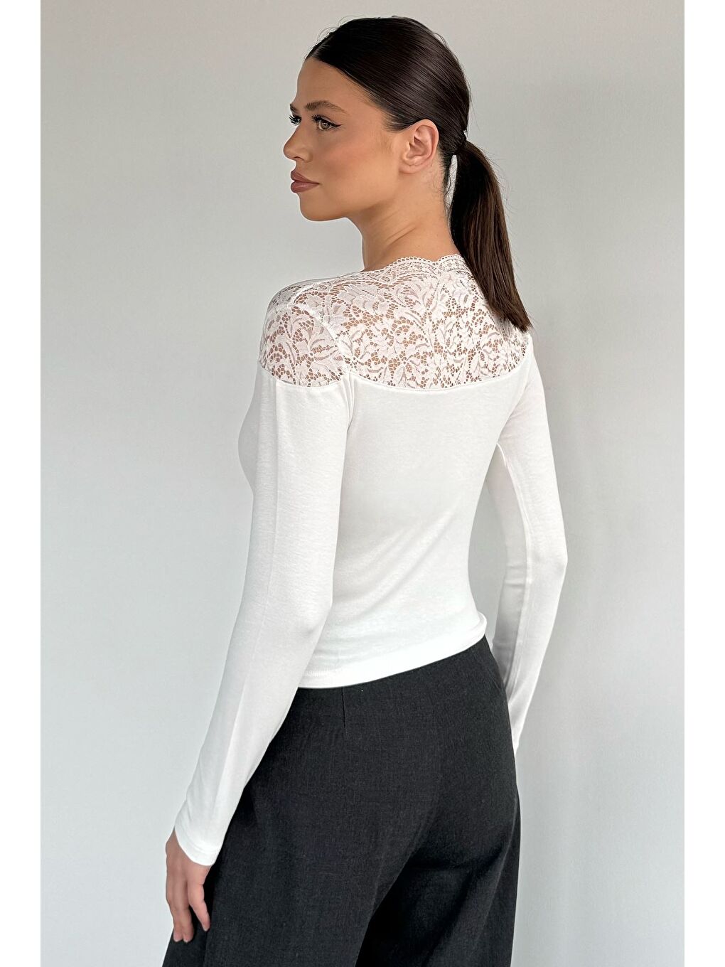 Ekru Kadın Omuzlar Dantelli Ön Düğmeli Elastanlı Hırka-3