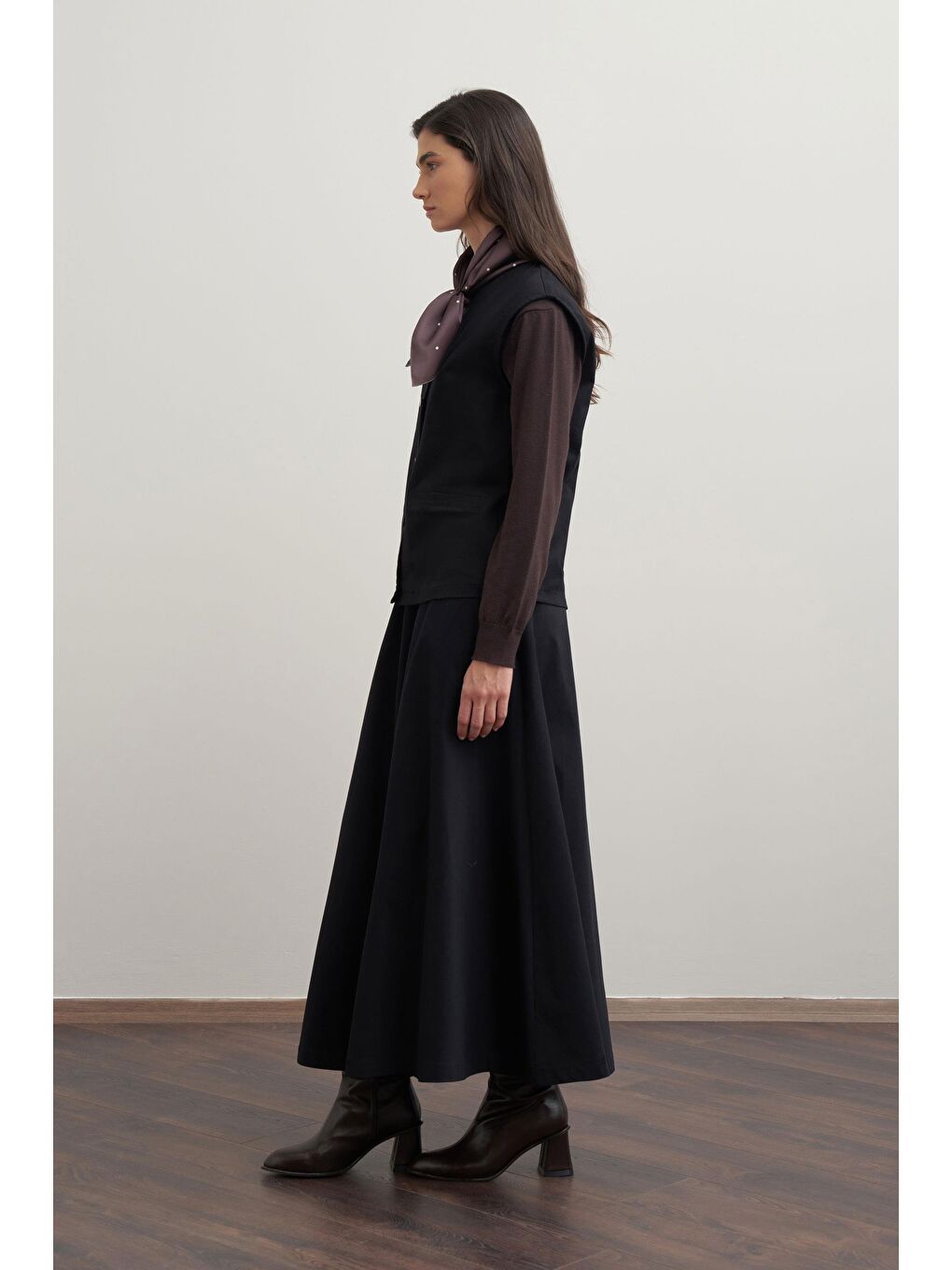 Siyah-V Yaka Düğmeli Gabardin Yelek-1