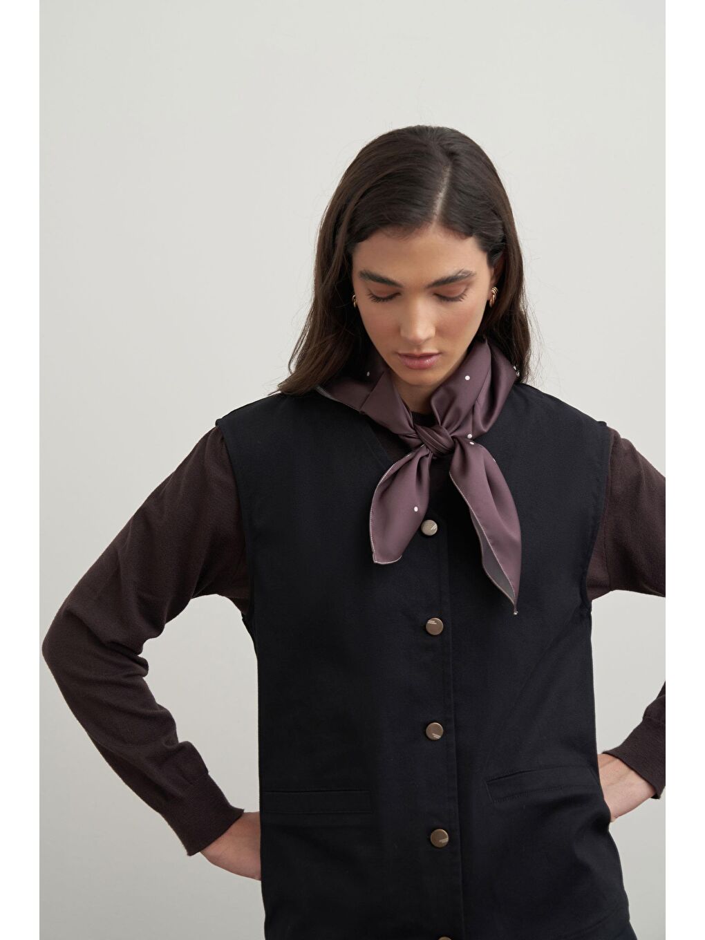 Siyah-V Yaka Düğmeli Gabardin Yelek-3