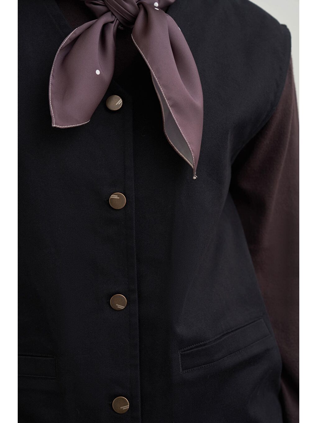Siyah-V Yaka Düğmeli Gabardin Yelek-4