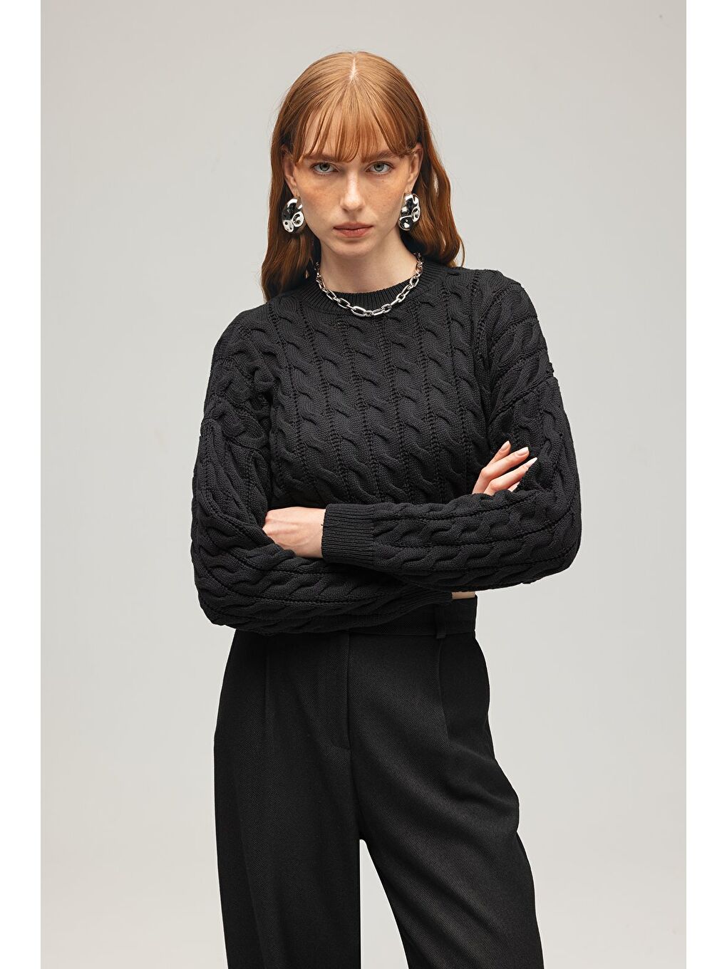 Siyah Kadın Saç Örgü Detaylı Crop Triko Kazak