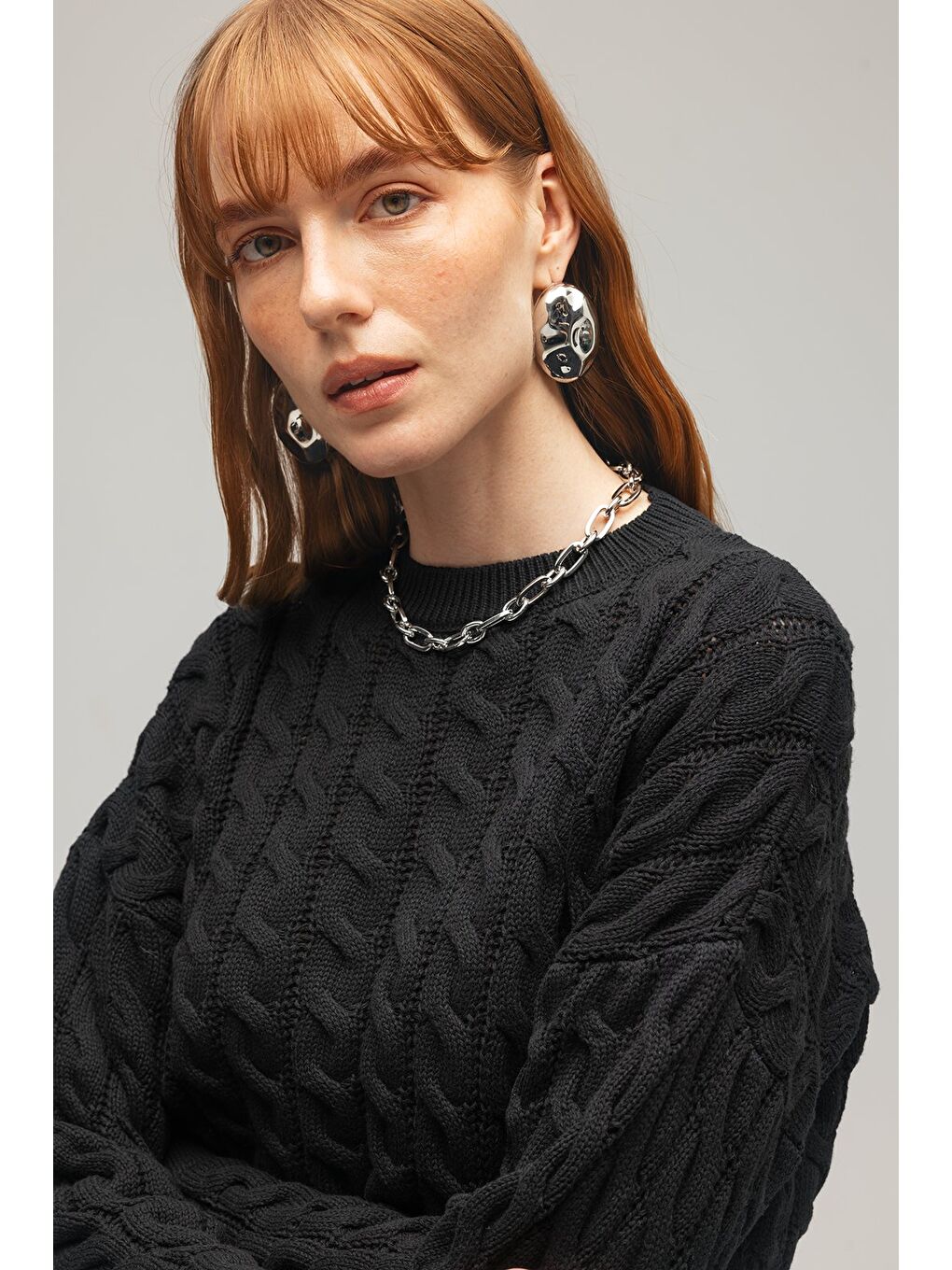 Siyah Kadın Saç Örgü Detaylı Crop Triko Kazak-1