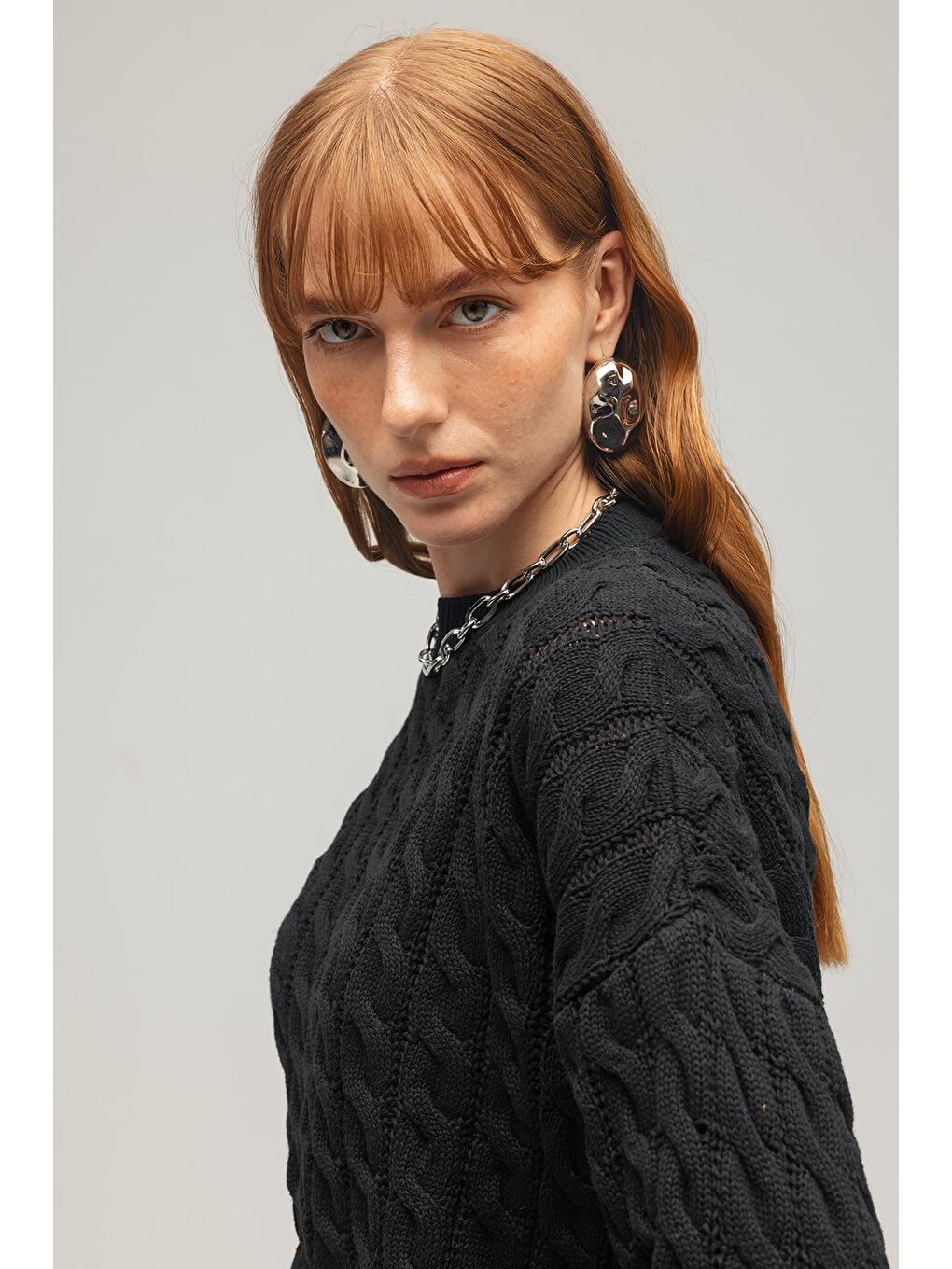 Siyah Kadın Saç Örgü Detaylı Crop Triko Kazak-2