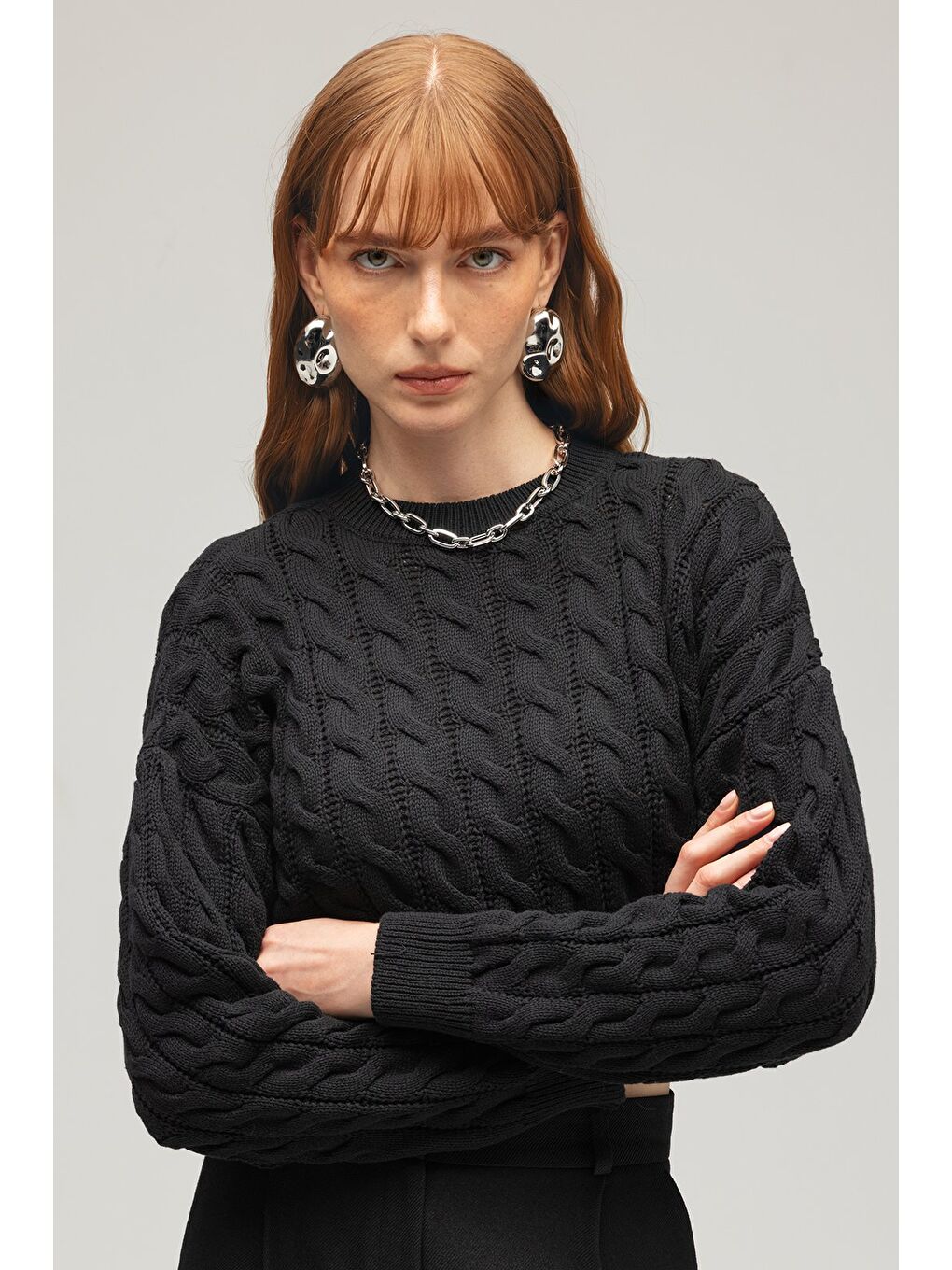 Siyah Kadın Saç Örgü Detaylı Crop Triko Kazak-3