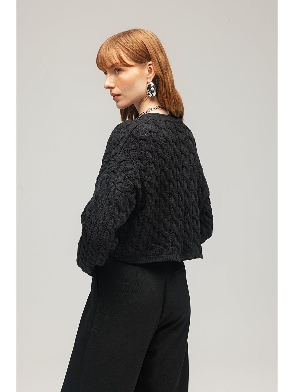 Siyah Kadın Saç Örgü Detaylı Crop Triko Kazak-4