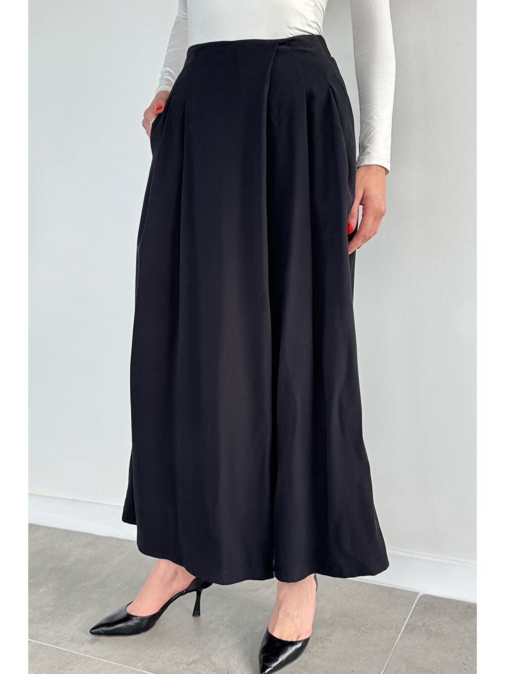 Siyah Kadın Pileli Bol Paça Pantolon-1