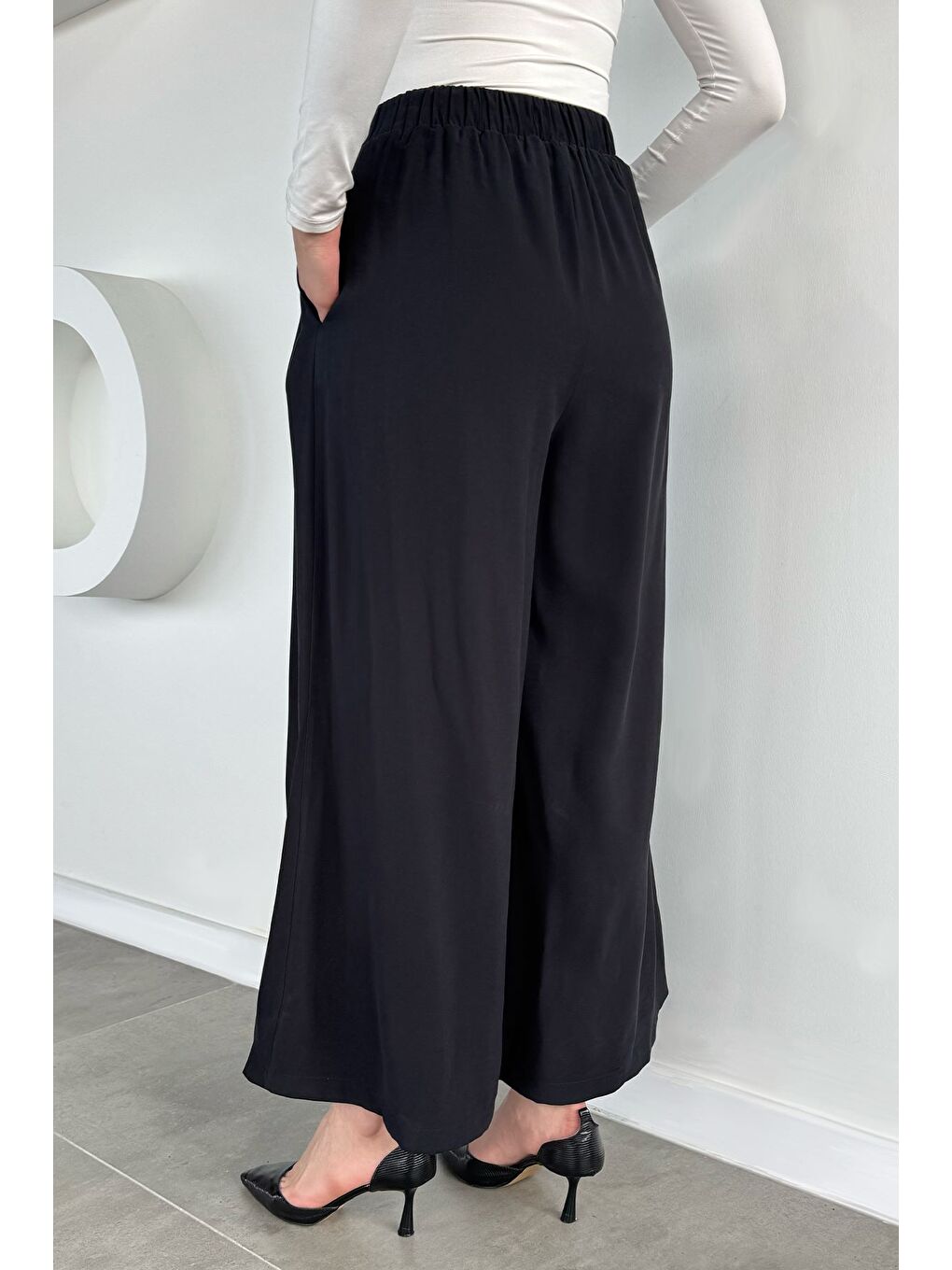 Siyah Kadın Pileli Bol Paça Pantolon-3