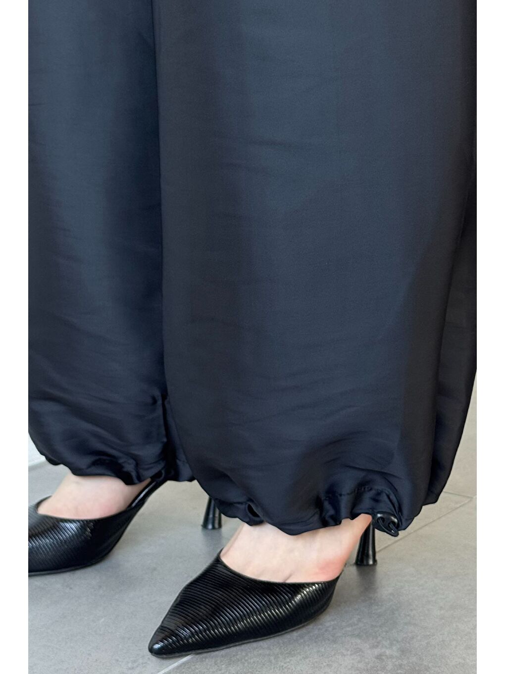 Siyah Kadın Bel Ve Paça Lastikli Bol Paça Pantolon-3