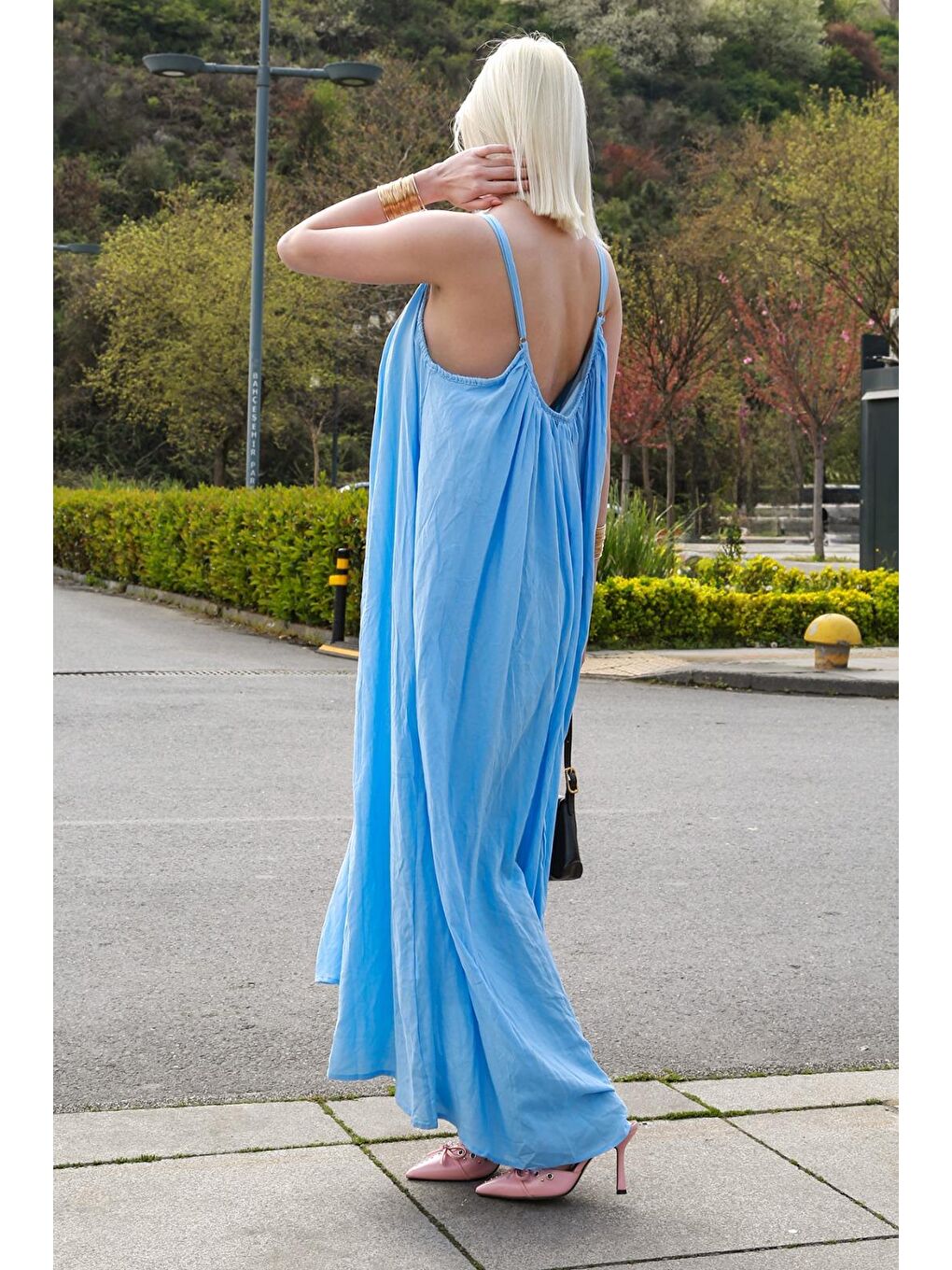 Bebe Mavisi Halter Yaka Yırtmaç Detaylı Desenli Uzun Elbise Mg2162-1