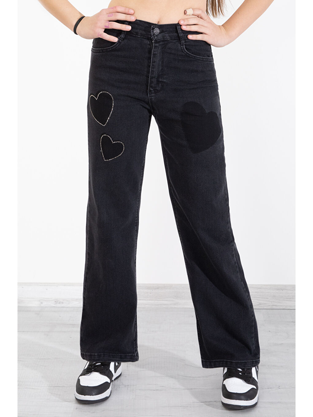 Siyah Beli Lastikli Geniş Paça Kalp Desenli Kız Çocuk Jean Pantolon 20407-2