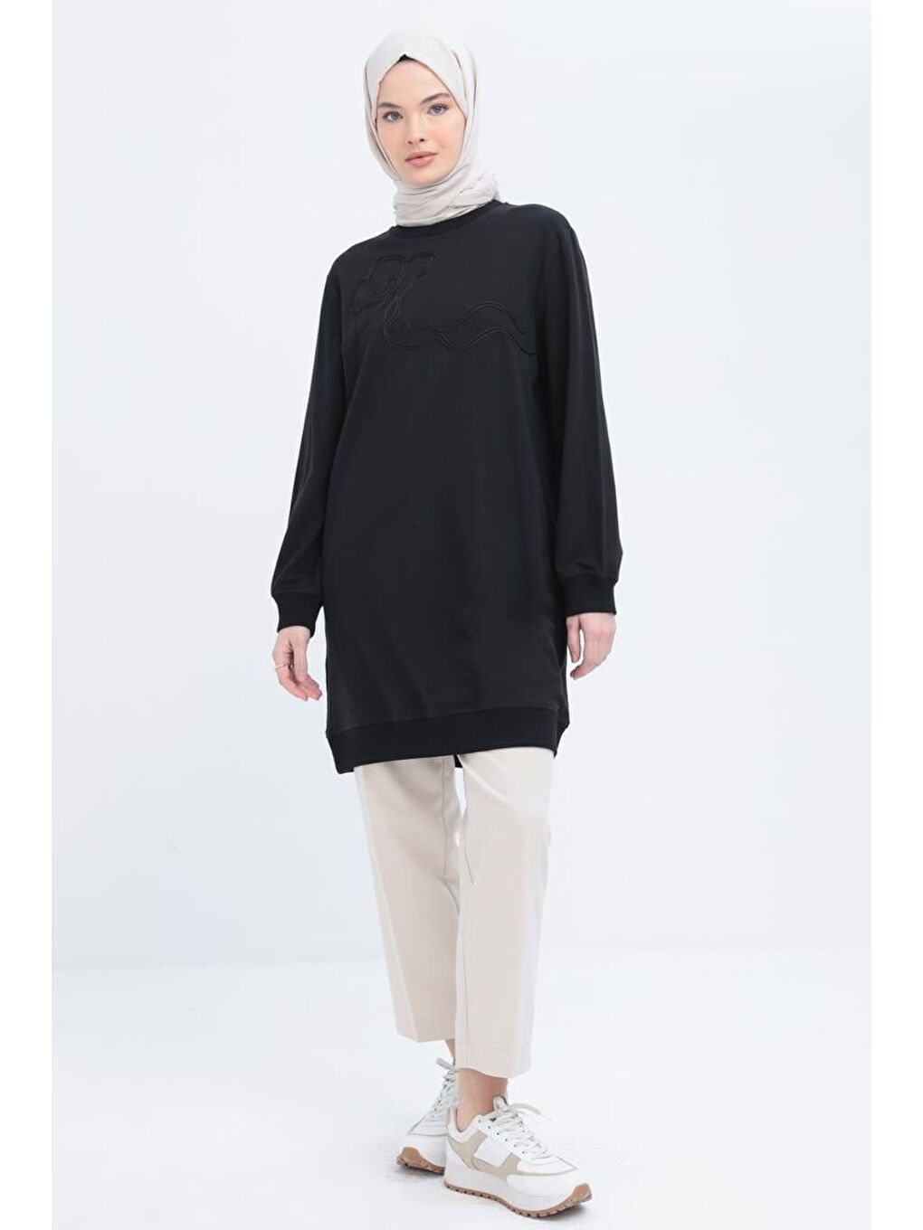 Siyah-Önü Nakış Detaylı Sweat-1