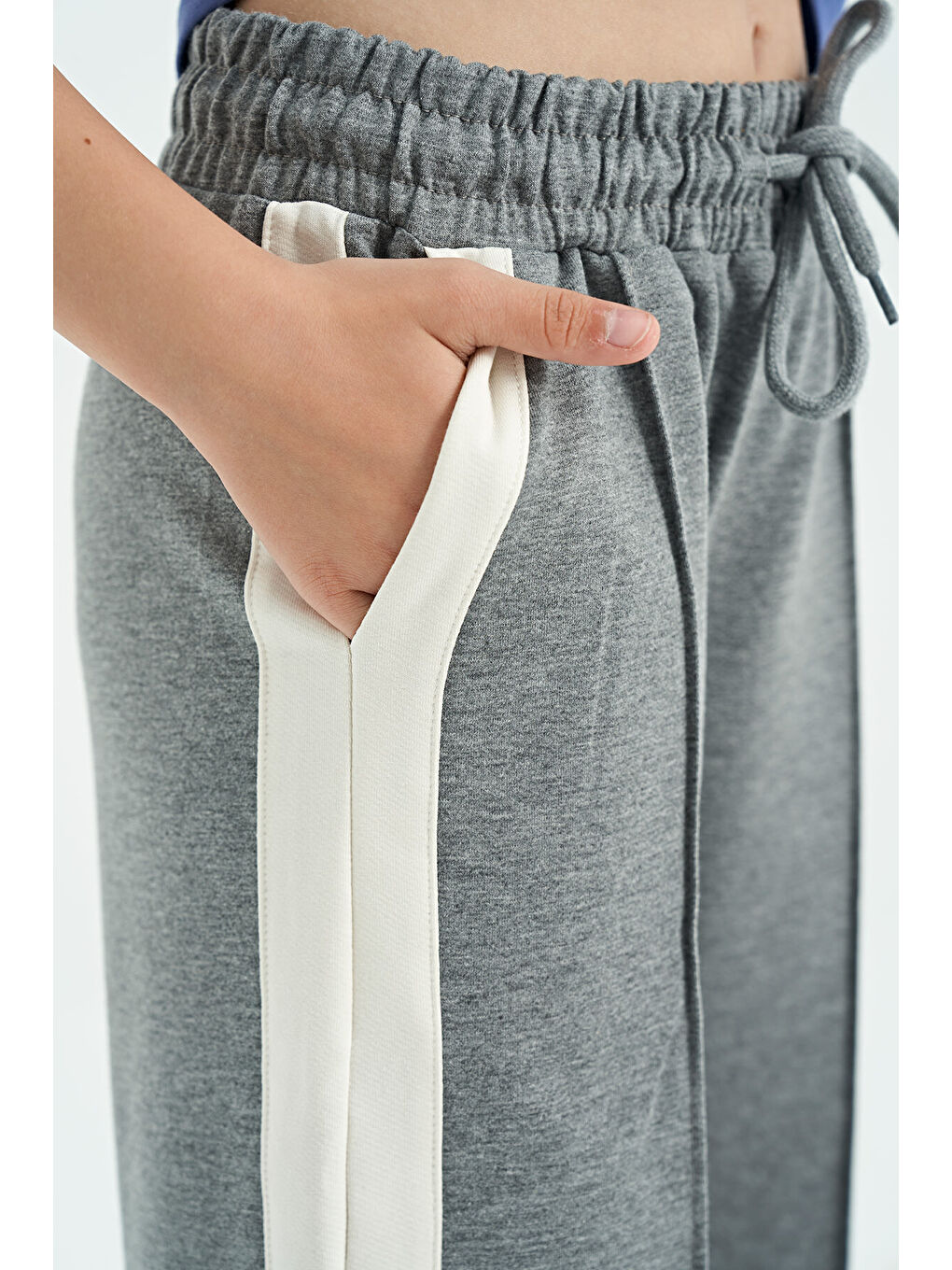 Gri Melanj Yan Bant Detaylı Bağcıklı Rahat Kalıp Geniş Paça Kız Çocuk Eşofman Alt - 75119-8