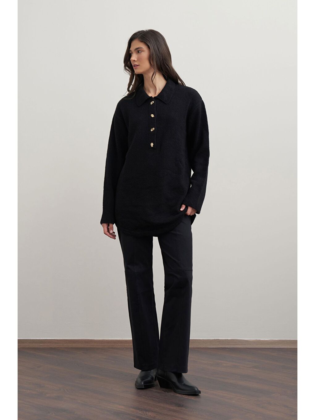 Siyah-Gold Dügmeli Yarım Patlı Kazak