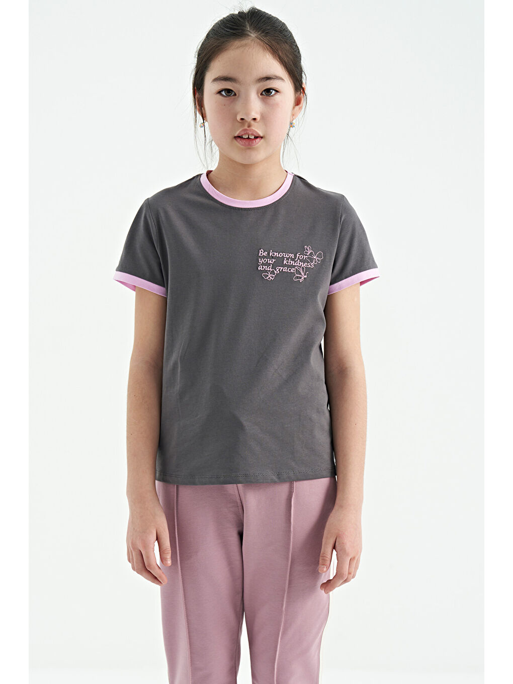 Koyu Gri Minimal Yazı Baskılı O Yaka Rahat Form Kısa Kollu Kız Çocuk Tişört - 75110