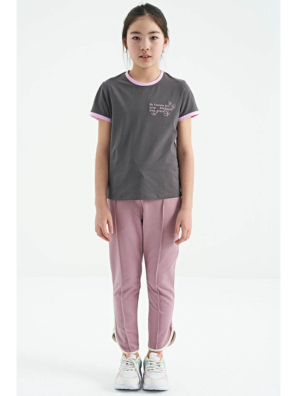 Koyu Gri Minimal Yazı Baskılı O Yaka Rahat Form Kısa Kollu Kız Çocuk Tişört - 75110-2