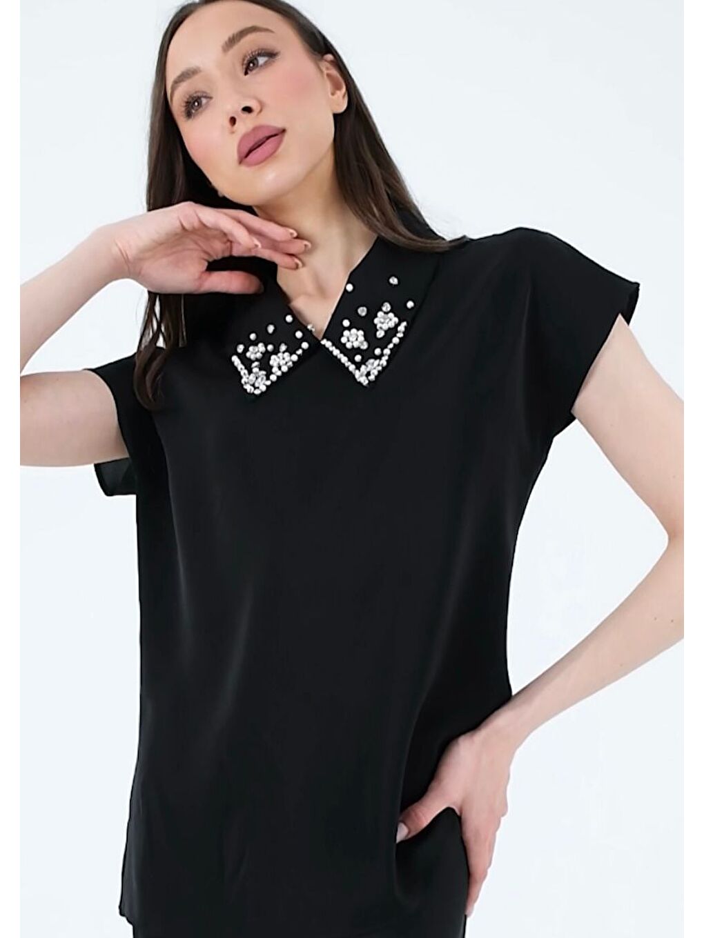 Siyah İç Göstermeyen Yakası İnci ve Taşlı Kısa Kollu Kadın Gömleği