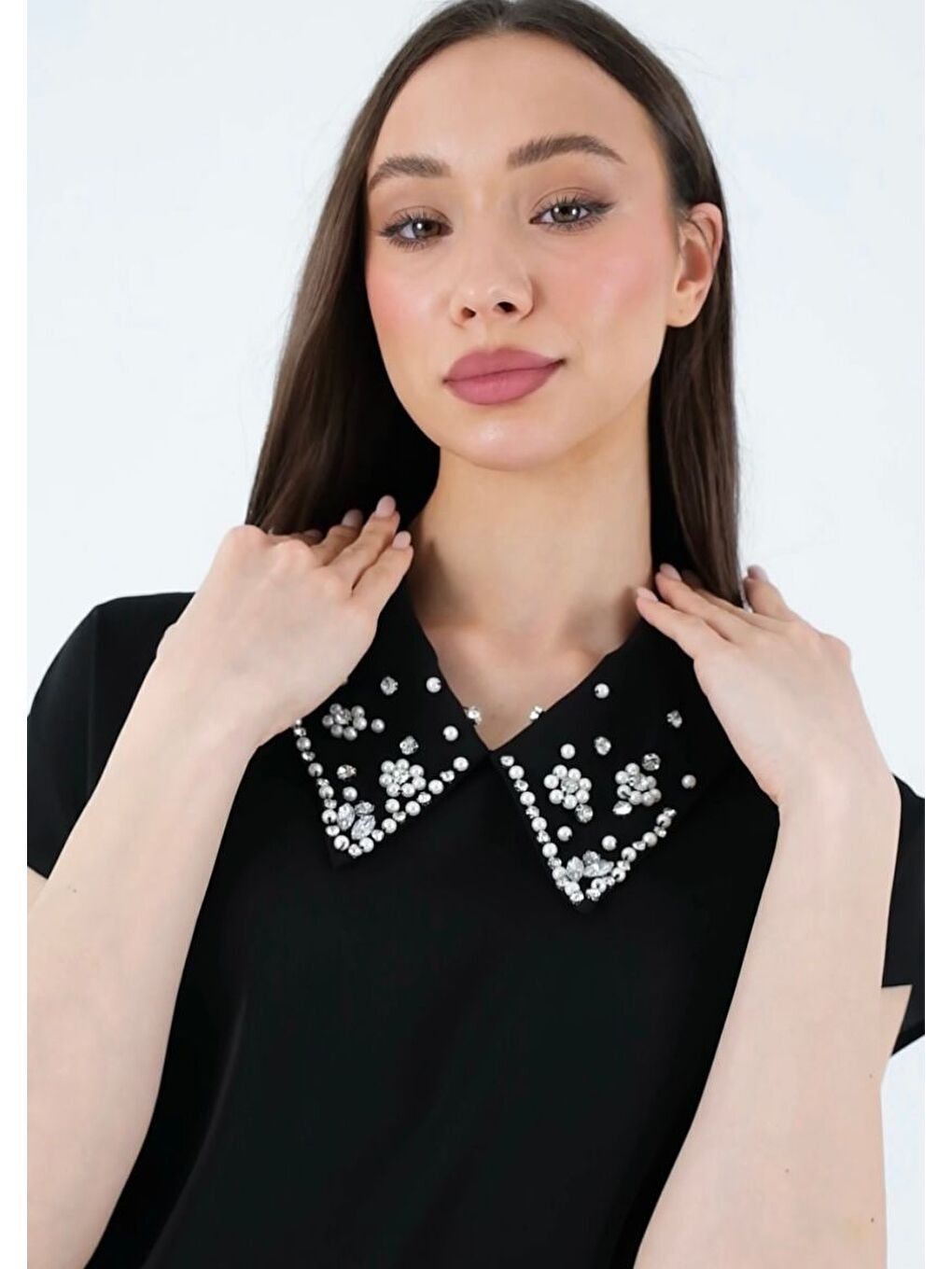 Siyah İç Göstermeyen Yakası İnci ve Taşlı Kısa Kollu Kadın Gömleği-1