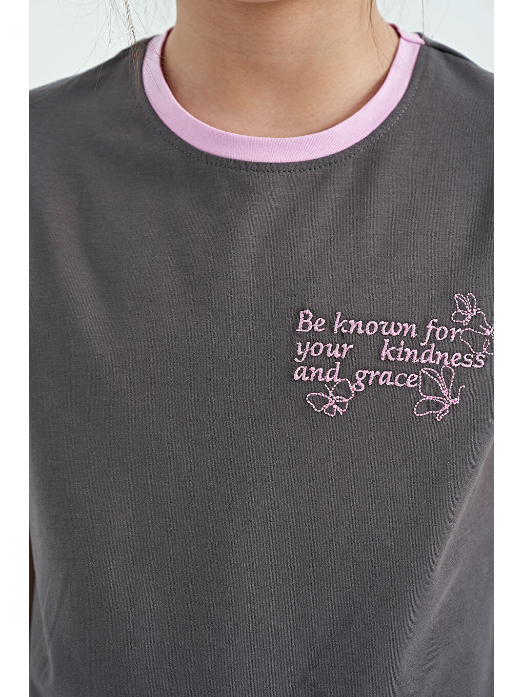 Koyu Gri Minimal Yazı Baskılı O Yaka Rahat Form Kısa Kollu Kız Çocuk Tişört - 75110-4