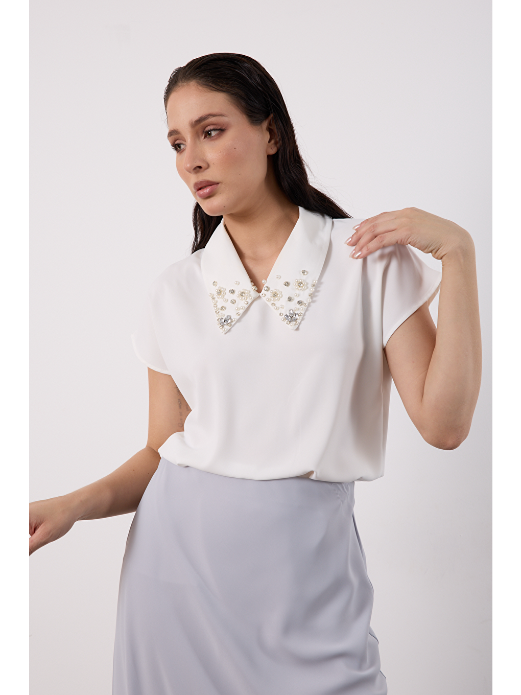 Beyaz İç Göstermeyen Yakası İnci ve Taşlı Kısa Kollu Kadın Gömleği-1