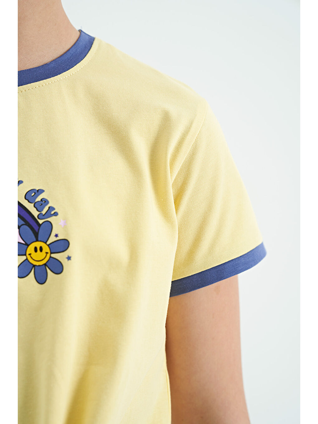 Sarı Baskı Detaylı O Yaka Çok Renkli Bağlama Detaylı Kız Çocuk Tişört - 75113-8