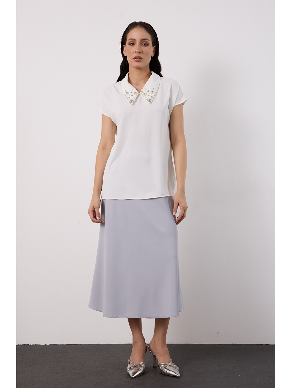 Beyaz İç Göstermeyen Yakası İnci ve Taşlı Kısa Kollu Kadın Gömleği-2