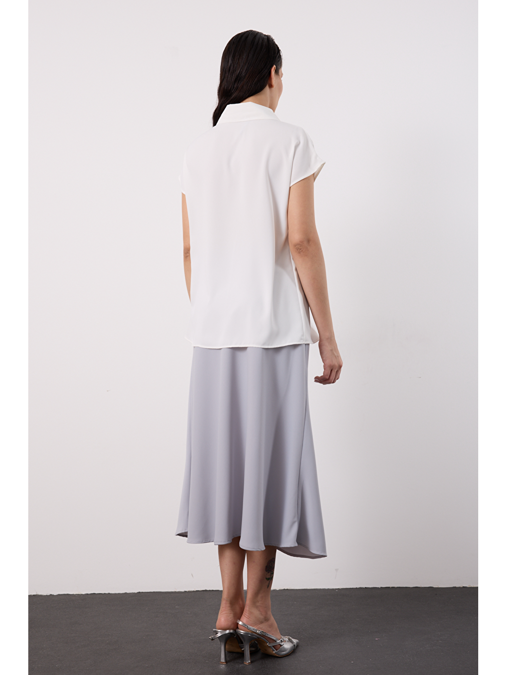 Beyaz İç Göstermeyen Yakası İnci ve Taşlı Kısa Kollu Kadın Gömleği-3