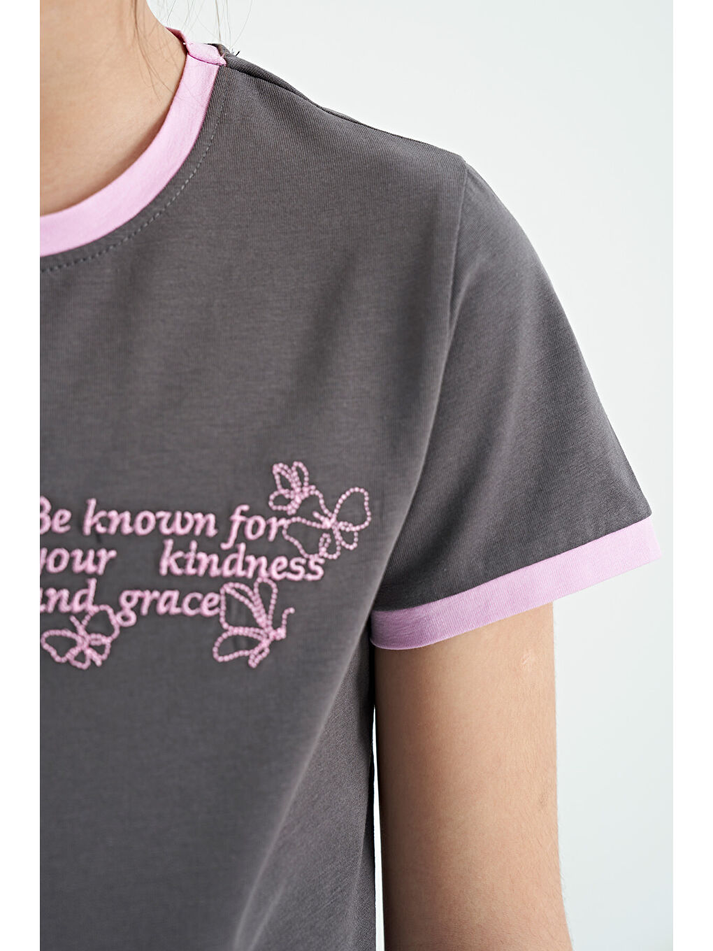 Koyu Gri Minimal Yazı Baskılı O Yaka Rahat Form Kısa Kollu Kız Çocuk Tişört - 75110-8