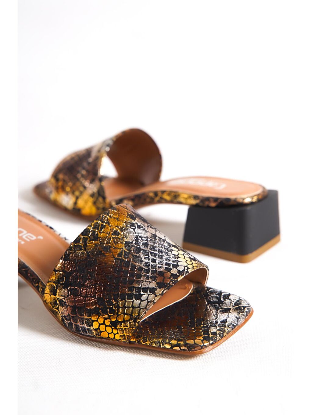 Sarı Küt Burunlu Tek Bantlı Blok Topuklu Saten Labirent Desenli Kadın Terlik-4