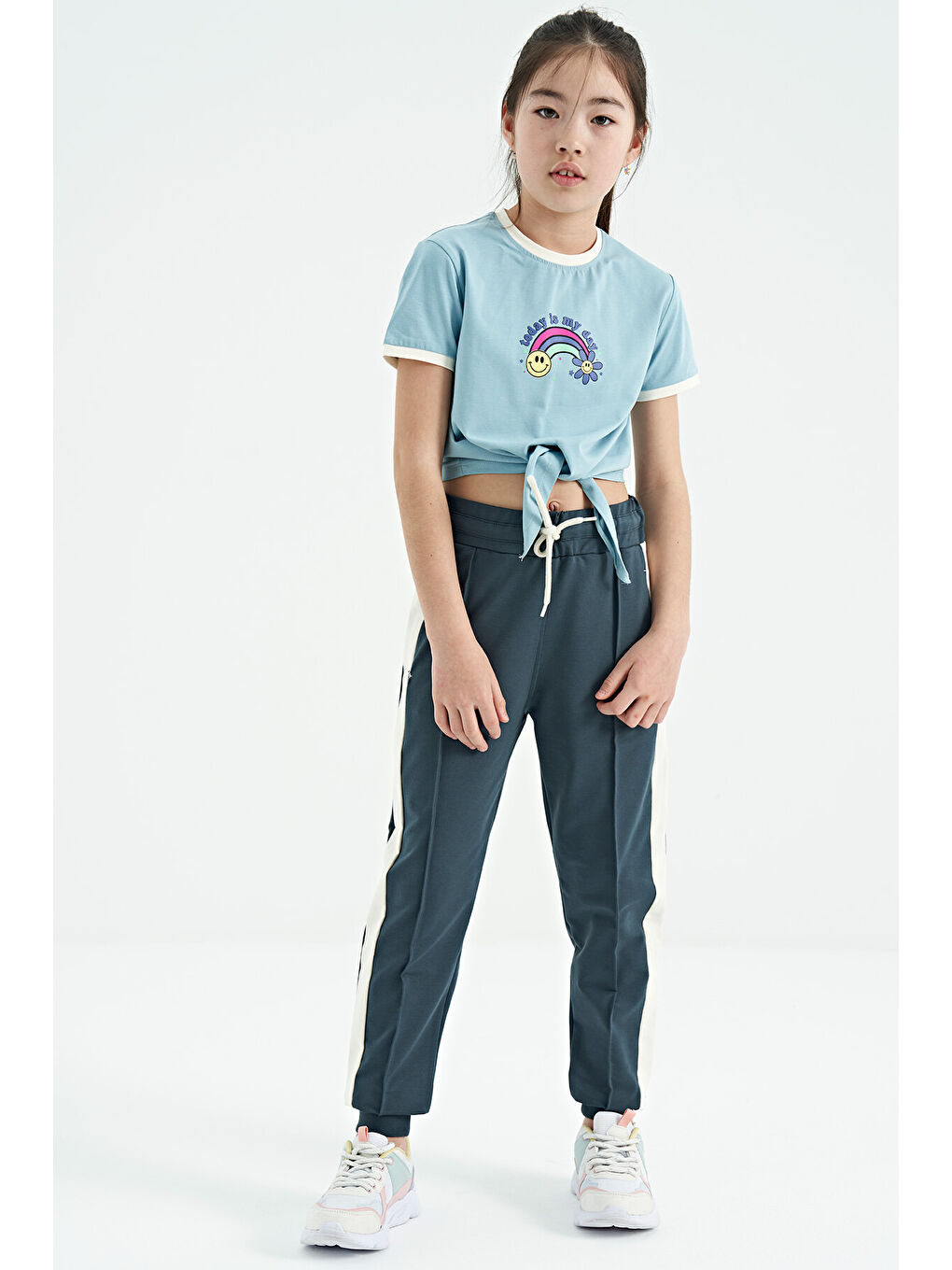 Açık Mavi Baskı Detaylı O Yaka Çok Renkli Bağlama Detaylı Kız Çocuk Tişört - 75113-6