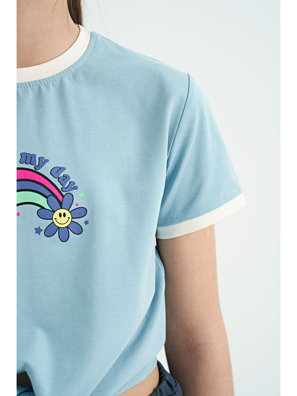 Açık Mavi Baskı Detaylı O Yaka Çok Renkli Bağlama Detaylı Kız Çocuk Tişört - 75113-8