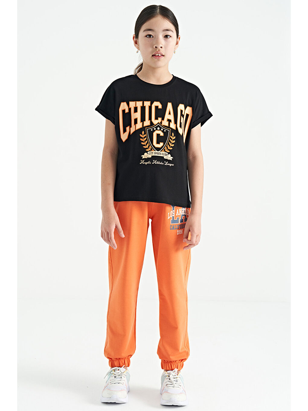 Siyah O Yaka Düşük Omuzlu Rahat Form Kısa Kollu Kız Çocuk Tişört - 75128-2