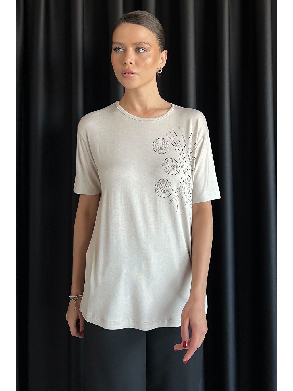 Bej Kadın Taş İşlemeli Bisiklet Yaka Elastanlı Tişört-1