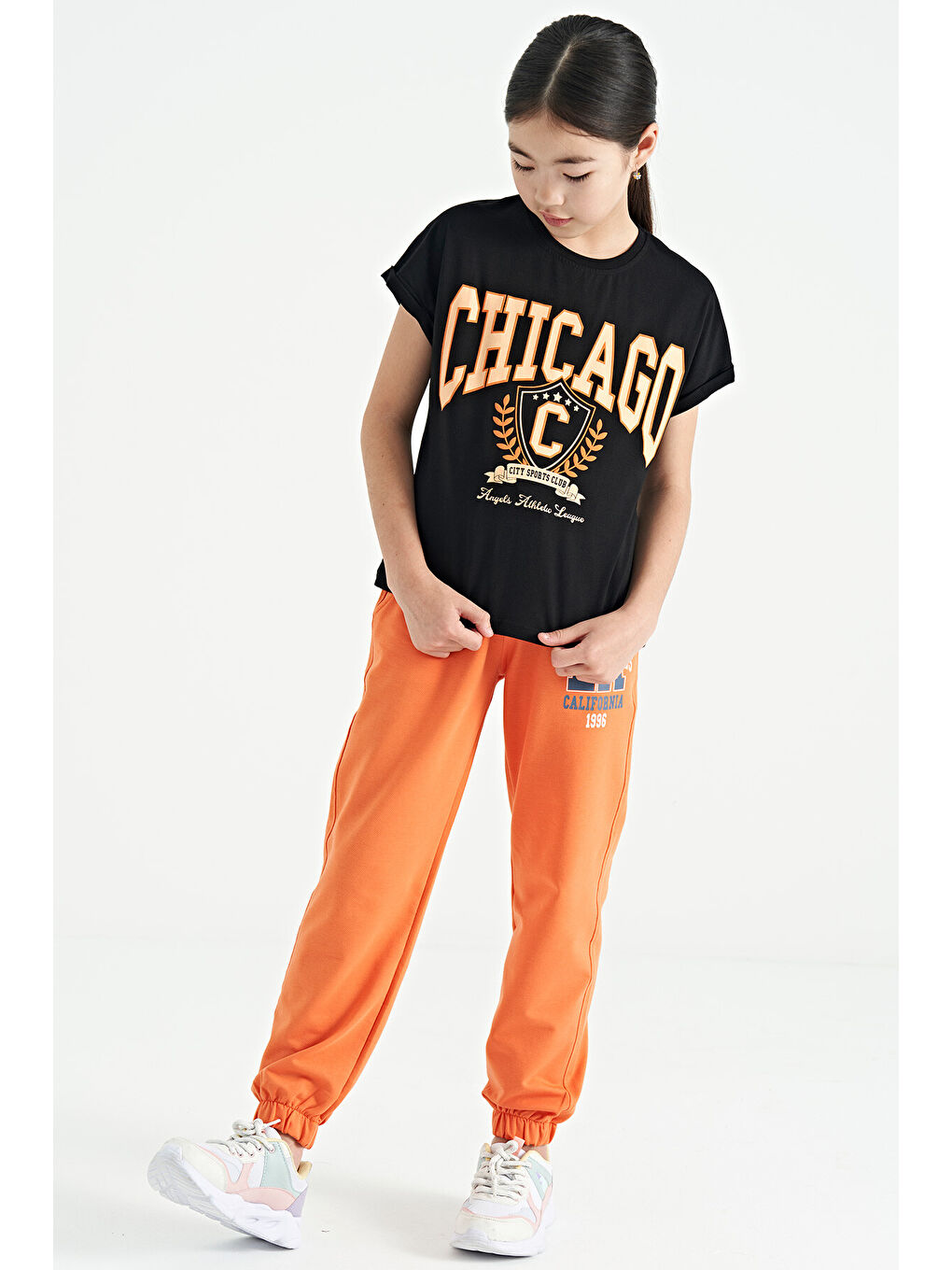 Siyah O Yaka Düşük Omuzlu Rahat Form Kısa Kollu Kız Çocuk Tişört - 75128-6