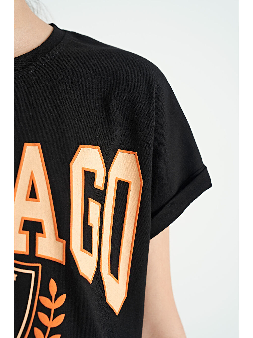 Siyah O Yaka Düşük Omuzlu Rahat Form Kısa Kollu Kız Çocuk Tişört - 75128-8