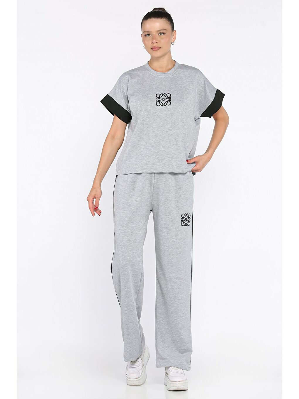 Gri Kadın Büyük Beden Renk Garnili Ön Nakışlı Tişört Pantolon İkili Takım