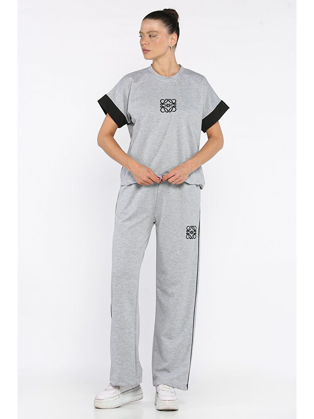 Gri Kadın Büyük Beden Renk Garnili Ön Nakışlı Tişört Pantolon İkili Takım-1