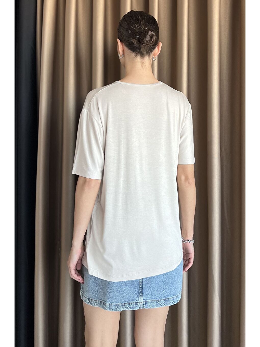 Bej Kadın Şerit Taş İşlemeli Bisiklet Yaka Elastanlı Tişört-2