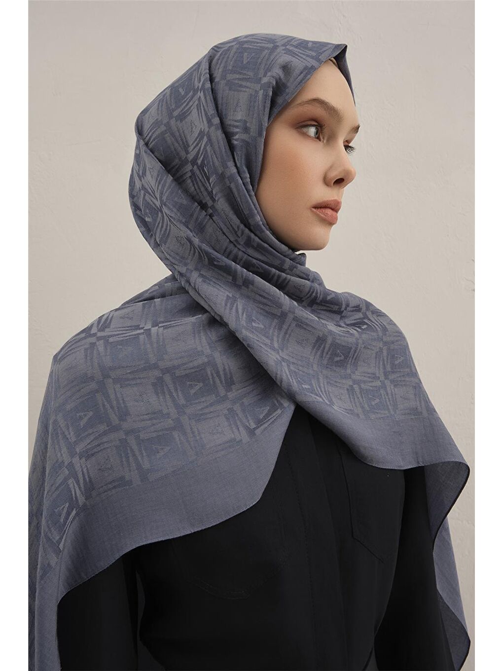 Mavi Lyocell Naia Kare Monogram Şal 6 26-2