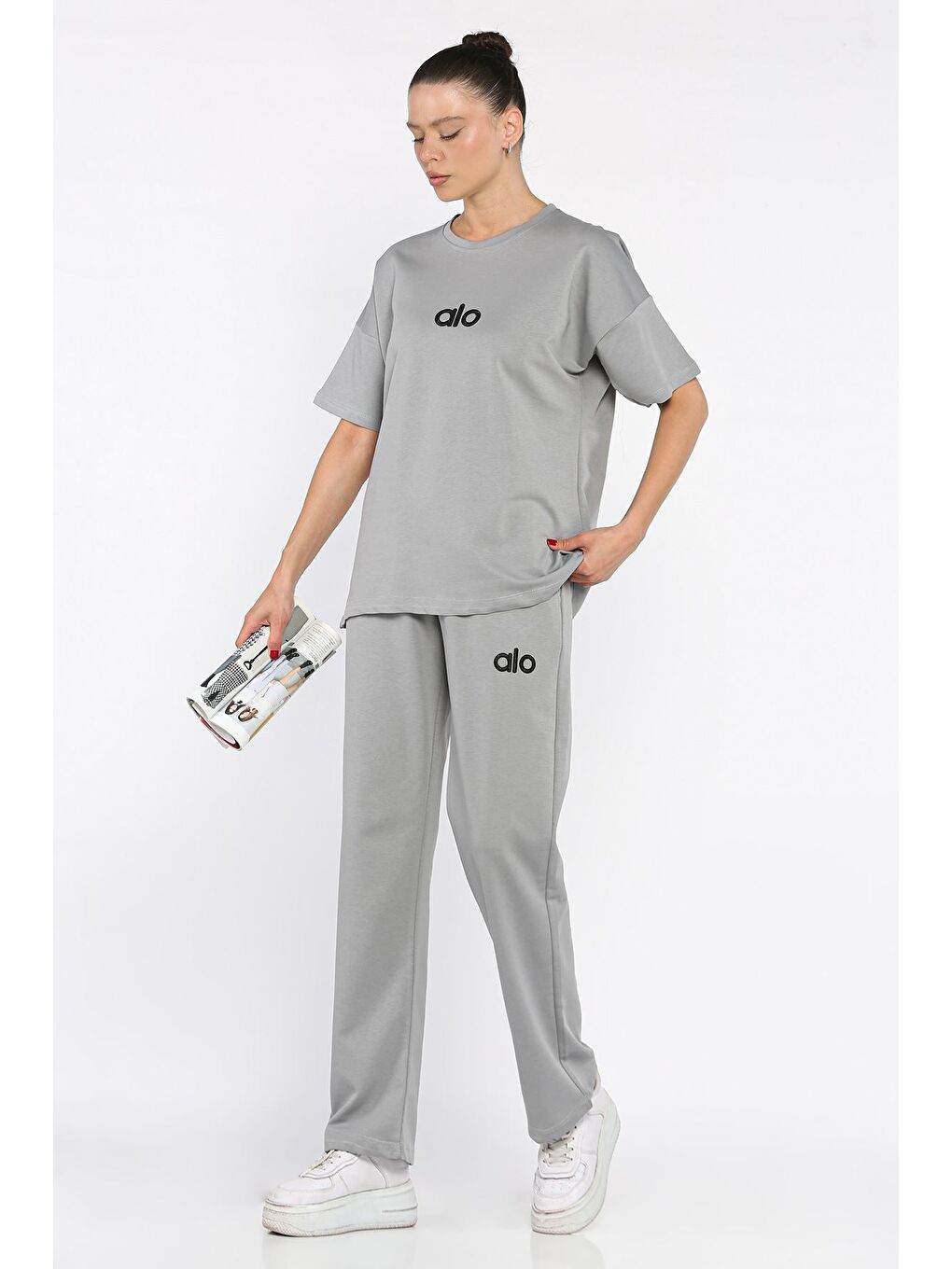 Gri Bisiklet Yaka Nakışlı Kadın Tişört Pantolon İkili Takım