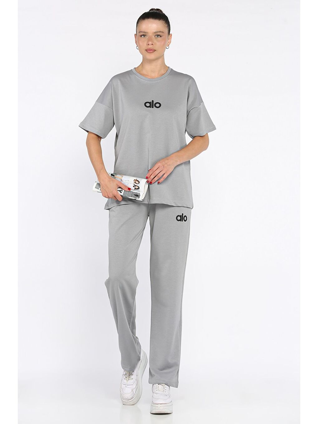 Gri Bisiklet Yaka Nakışlı Kadın Tişört Pantolon İkili Takım-1