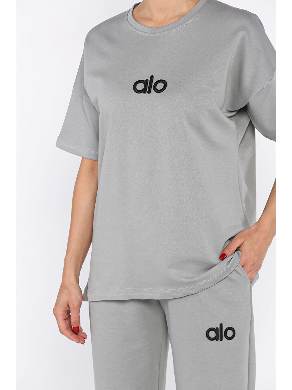 Gri Bisiklet Yaka Nakışlı Kadın Tişört Pantolon İkili Takım-3