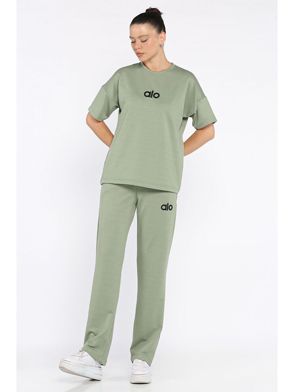 Yeşil Bisiklet Yaka Nakışlı Kadın Tişört Pantolon İkili Takım