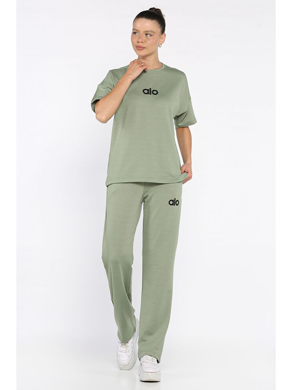 Yeşil Bisiklet Yaka Nakışlı Kadın Tişört Pantolon İkili Takım-1