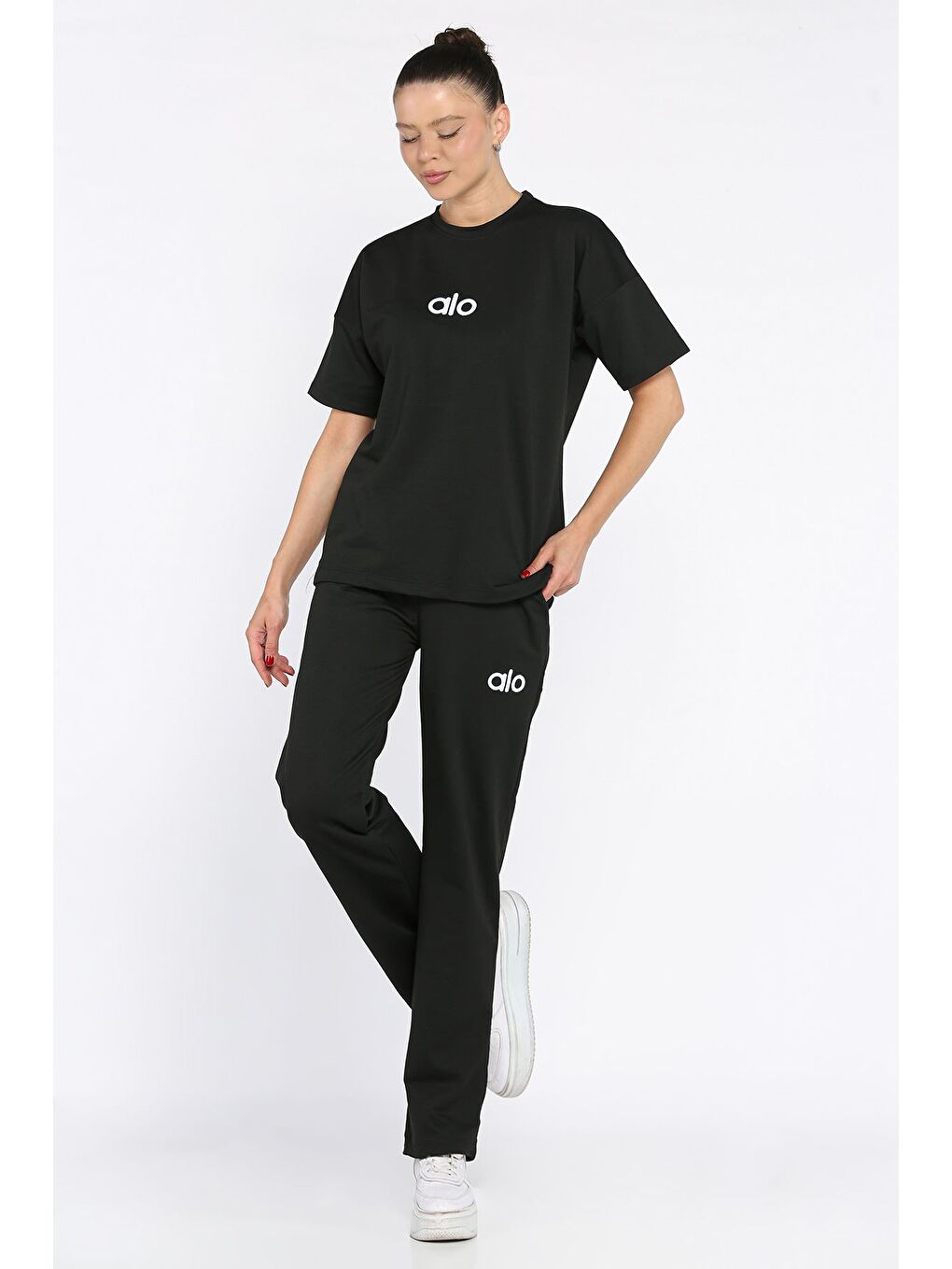 Siyah Bisiklet Yaka Nakışlı Kadın Tişört Pantolon İkili Takım