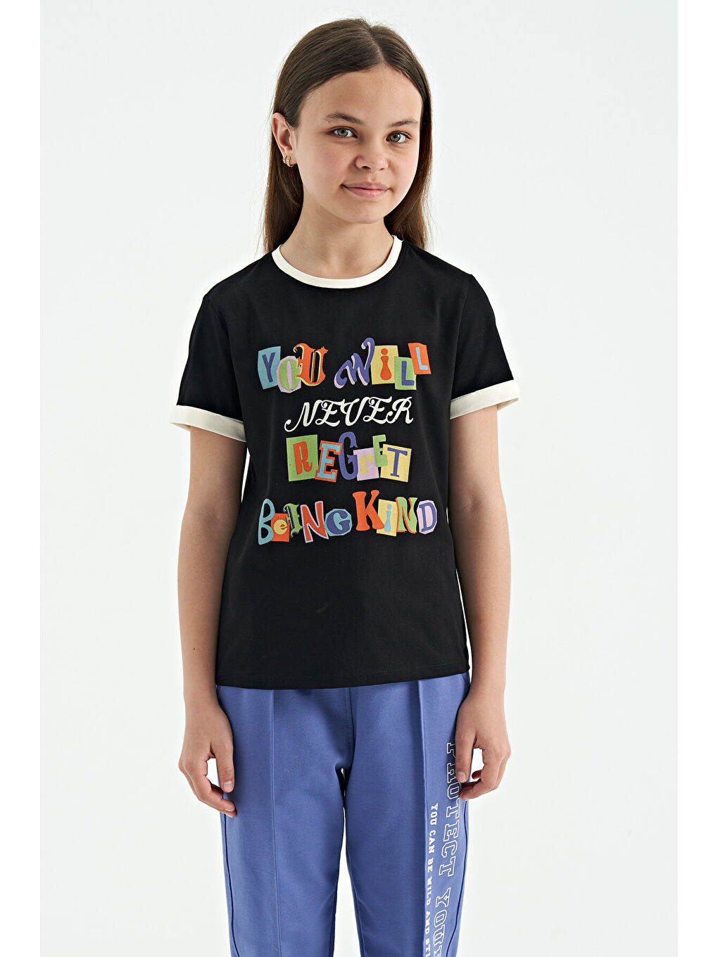 Siyah Renkli Yazı Detaylı O Yaka Rahat Form Kız Çocuk Tişört - 75109