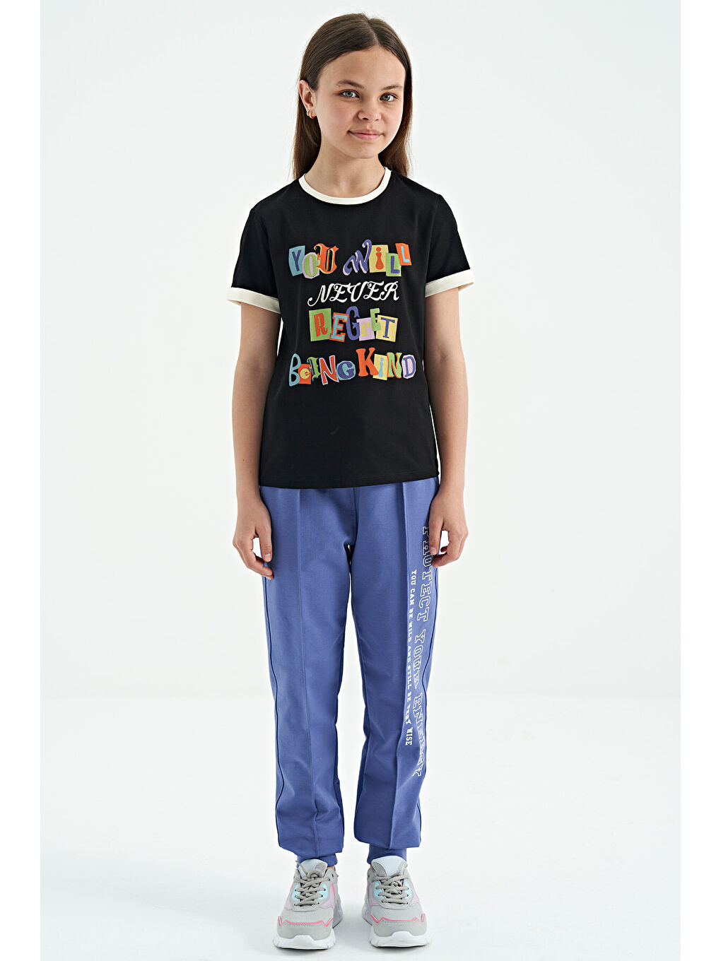 Siyah Renkli Yazı Detaylı O Yaka Rahat Form Kız Çocuk Tişört - 75109-2