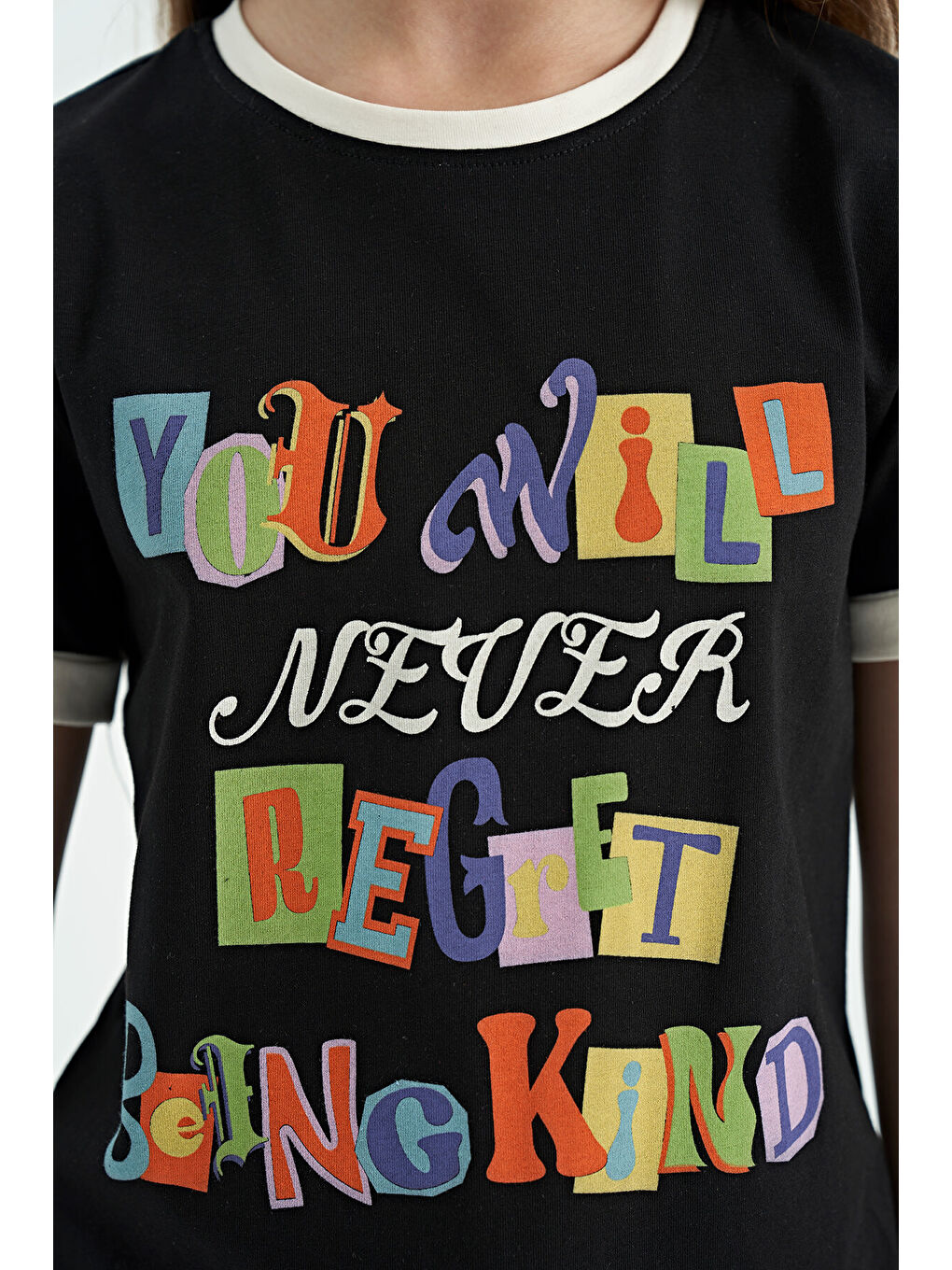 Siyah Renkli Yazı Detaylı O Yaka Rahat Form Kız Çocuk Tişört - 75109-4