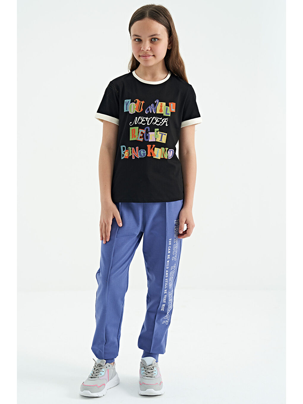 Siyah Renkli Yazı Detaylı O Yaka Rahat Form Kız Çocuk Tişört - 75109-6