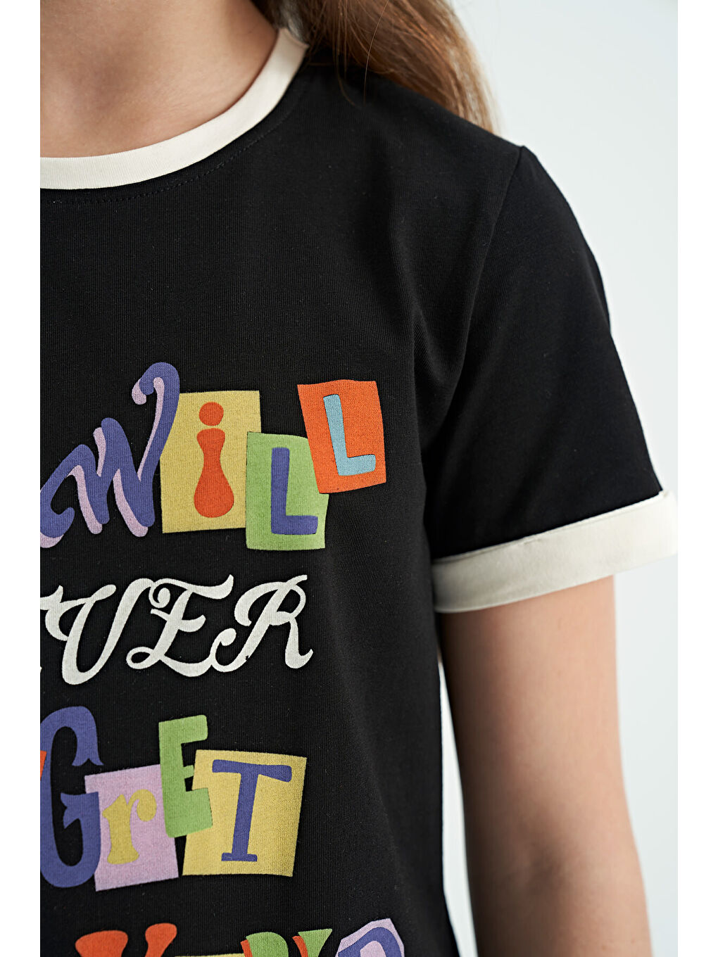 Siyah Renkli Yazı Detaylı O Yaka Rahat Form Kız Çocuk Tişört - 75109-8